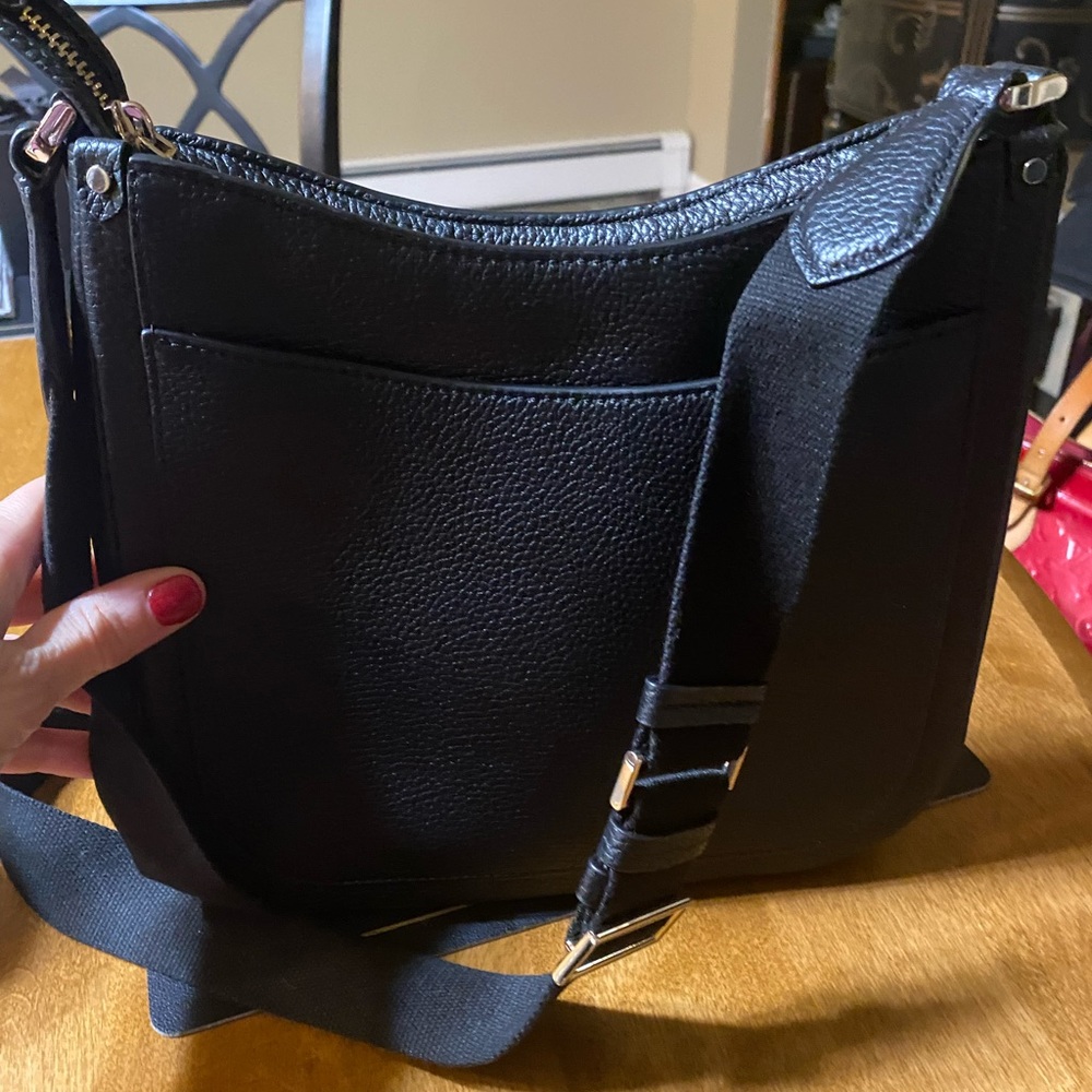 New without tags Kate Spade shoulder bag. Gorgeous and light weight.
